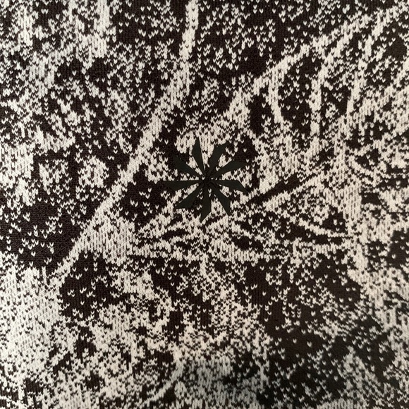 Women’s Athleta Elation Graffiti Black and White Patterned Leggings (size XS P) - Picture 6 of 8